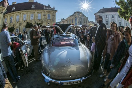 Száz oldtimer autóval rajtol a Total Chrono Classic szombaton az Országalmától